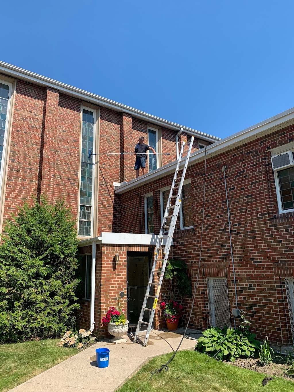 MK Universal Windows and Gutter Cleaning | 2079 The Collageway Un-84, Mississauga, ON L5L 3M1, Canada | Phone: (905) 569-2072