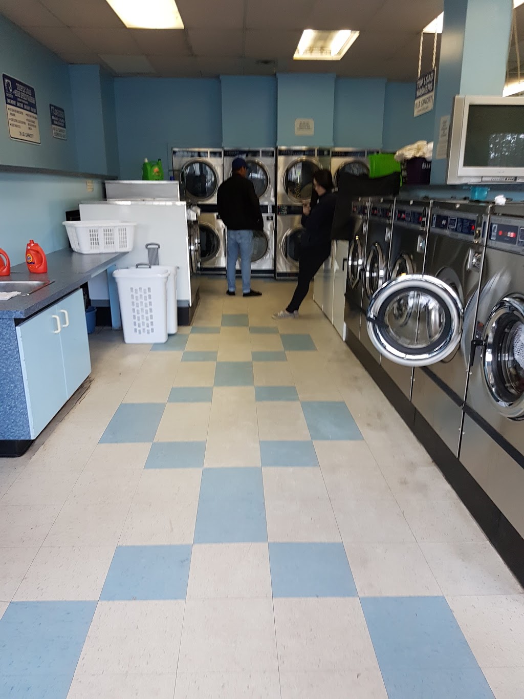 104 Coin Laundry | 13979 104 Ave, Surrey, BC V3T 1X1, Canada | Phone: (778) 395-3949