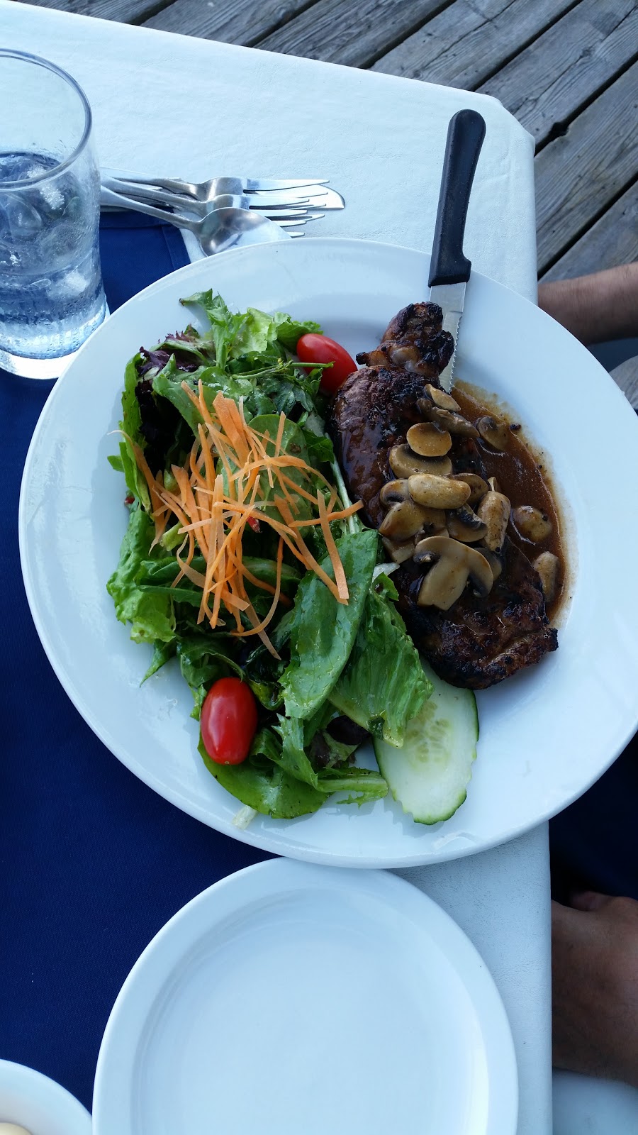 Bluffers Restaurant | 7 Brimley Rd S, Scarborough, ON M1M 3W3, Canada | Phone: (416) 264-2337
