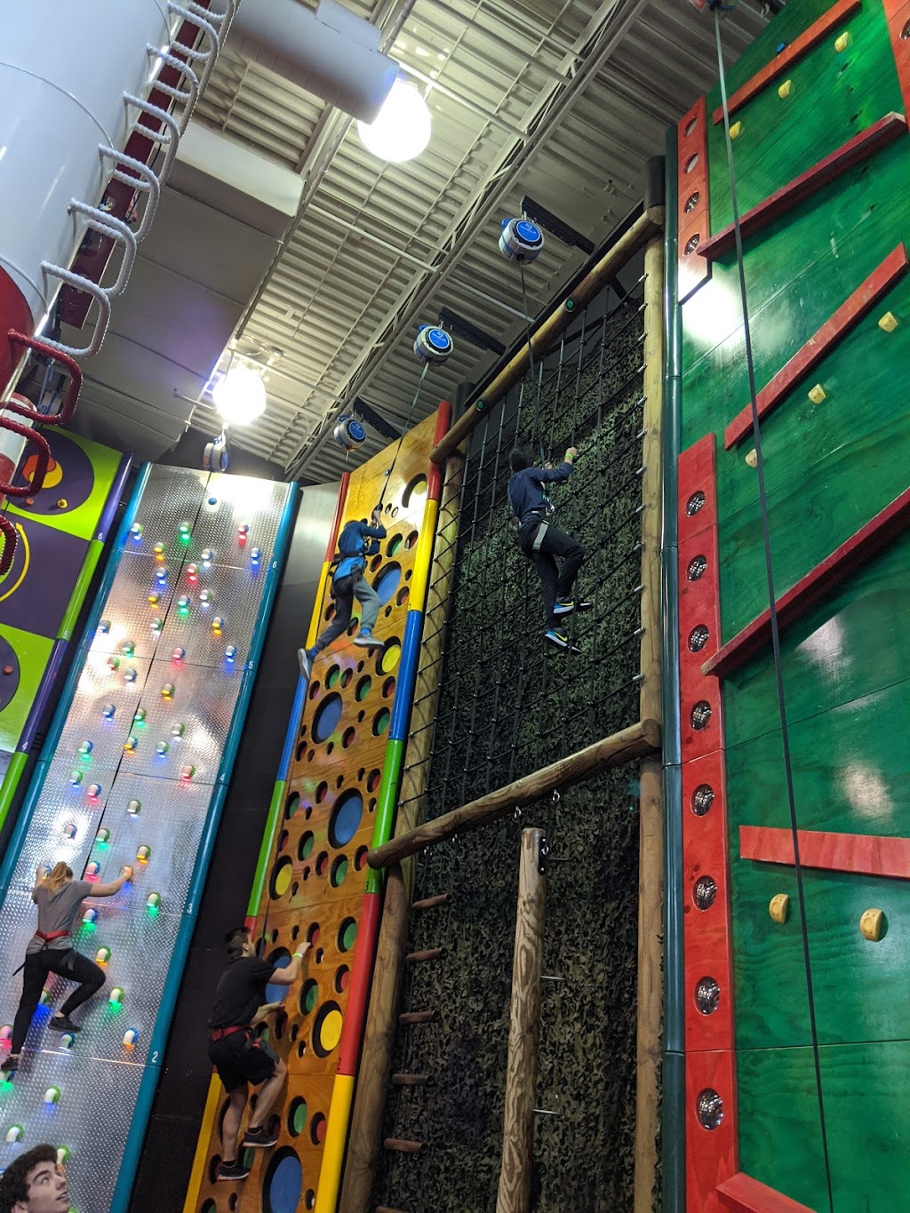 Escalade Clip n Climb Laval | 2929 Boulevard Saint-Martin O, Laval, QC H7T 2Y8, Canada | Phone: (450) 934-9493