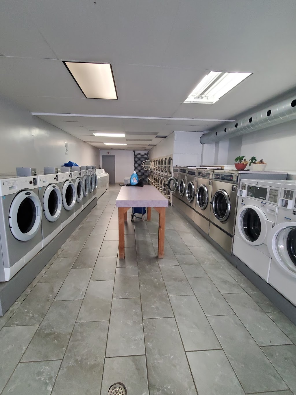 Speedy Coin Laundry | 1233 Davenport Rd, Toronto, ON M6H 2H1, Canada | Phone: (416) 536-0077