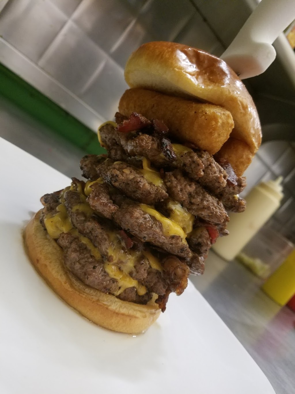 Rock Burger | 360 Rainbow Blvd, Niagara Falls, NY 14303, USA | Phone: (716) 436-1102