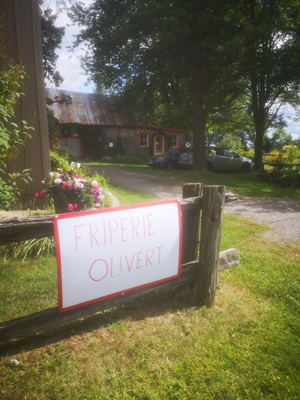 Friperie à la campagne | 2277 Rang de la Basse, Saint-Ours, QC J0G 1P0, Canada | Phone: (438) 998-7533