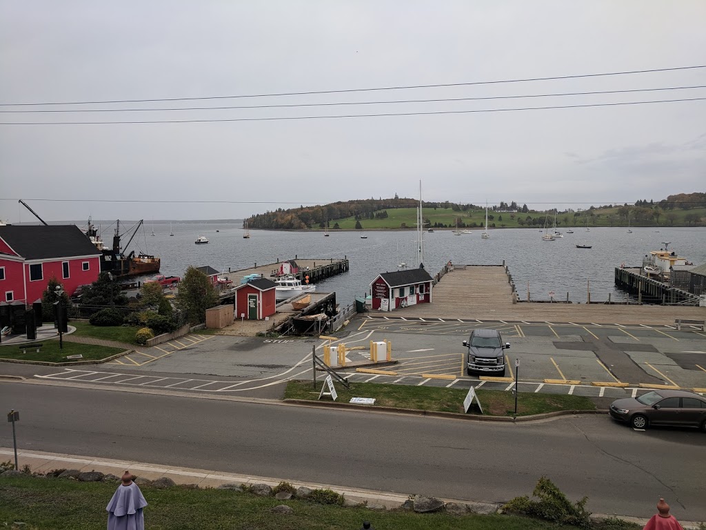 The Savvy Sailor Cafe | 100 Montague St, Lunenburg, NS B0J 2C0, Canada | Phone: (902) 640-7245