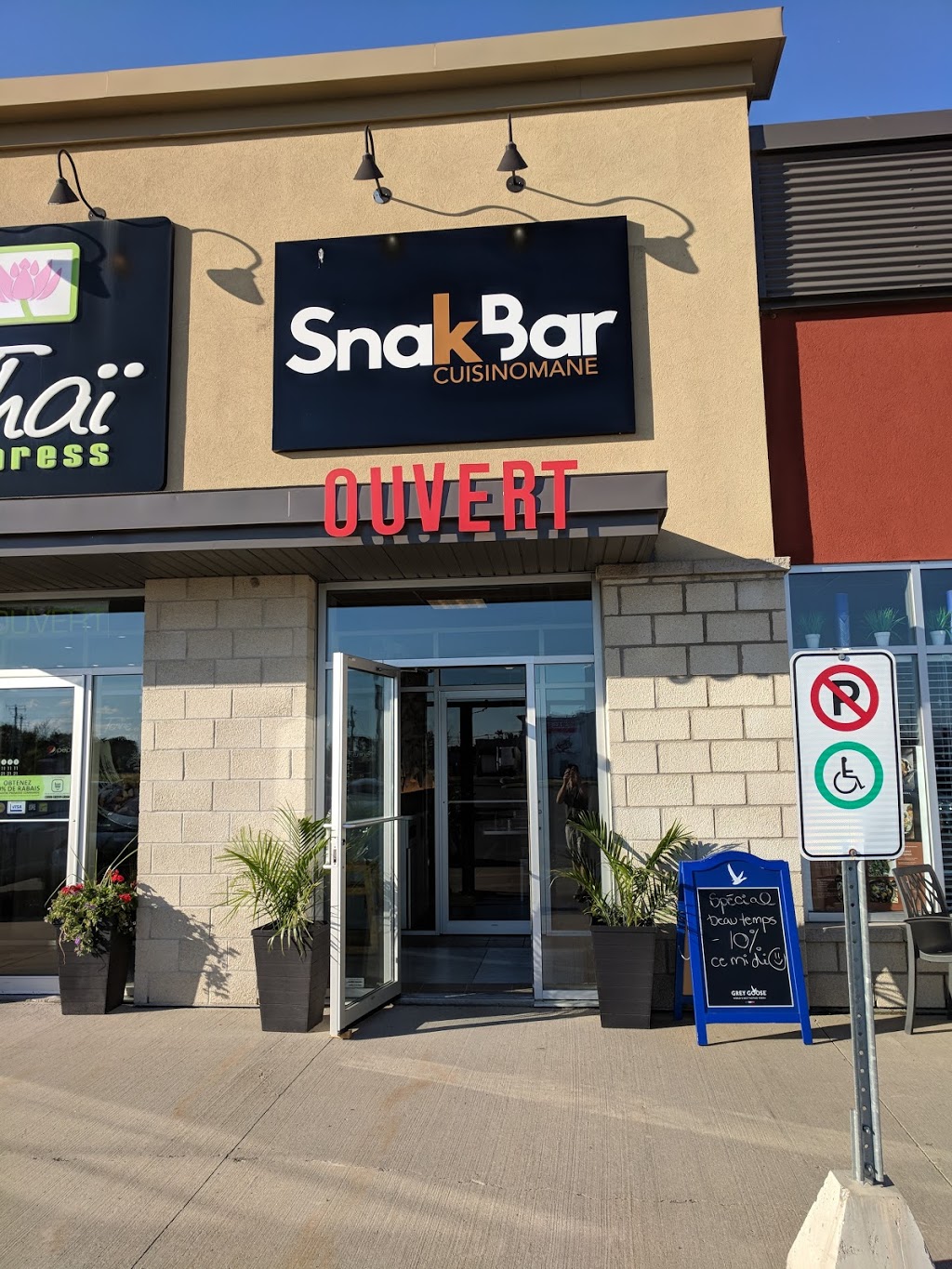 Snak Bar | Cuisinomane | 17659 Rue Charles, Mirabel, QC J7J 1L8, Canada | Phone: (450) 420-9398