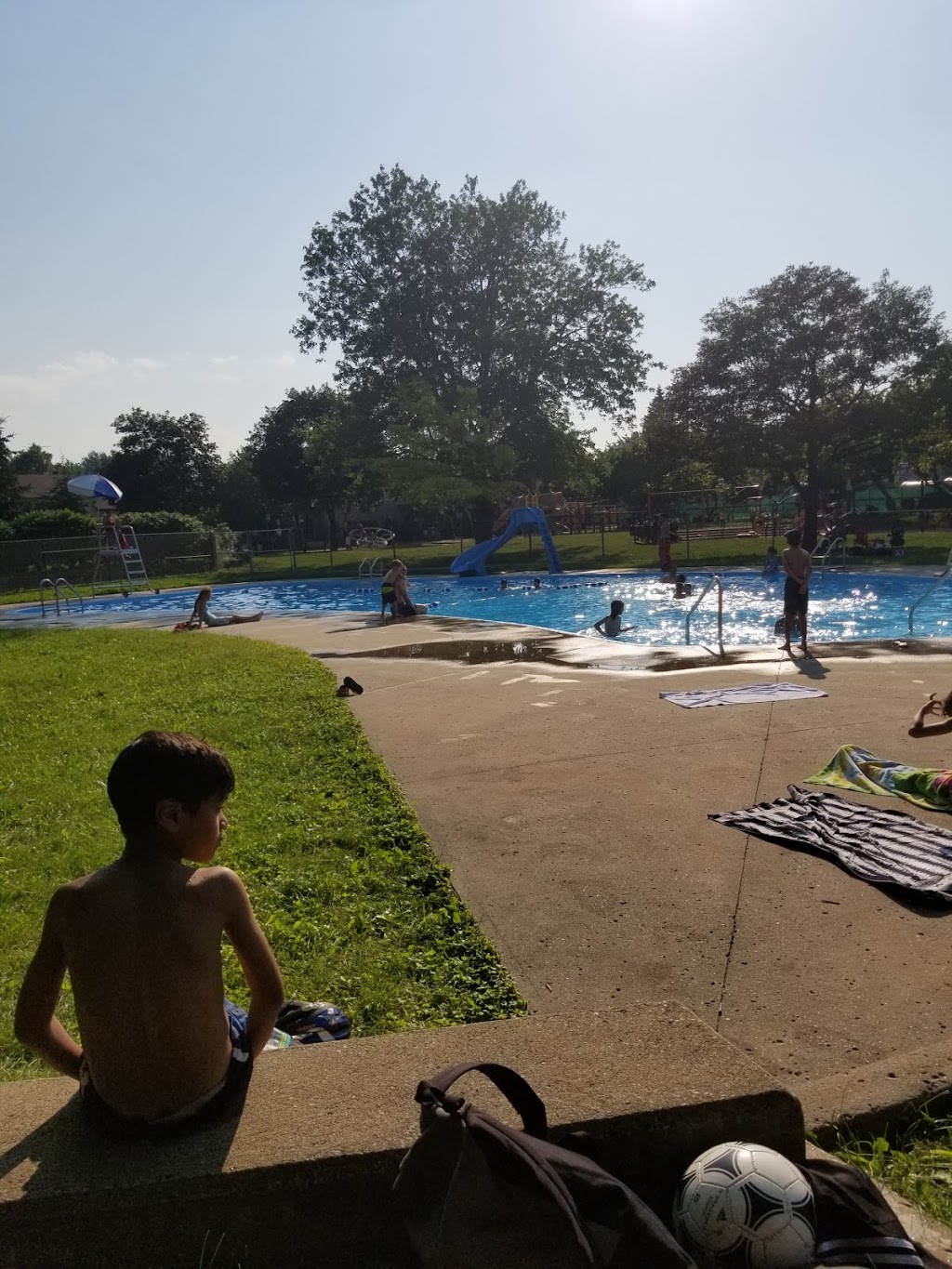 Parc Marlborough swimming pool | Piscine Marlborough, 2305 Rue Beauzèle, Saint-Laurent, QC H4K 2G7, Canada | Phone: (514) 872-0311