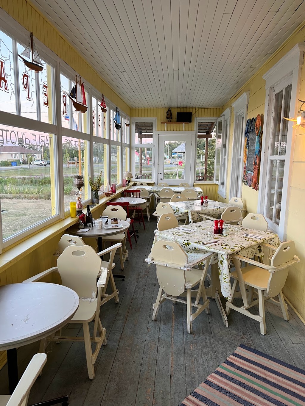 Auberge Café Chez Sam | 300 Rue Leclerc, Baie-Sainte-Catherine, QC G0T 1A0, Canada | Phone: (418) 237-4040