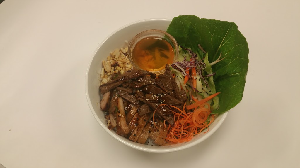 Pho 28 | 2385 Boulevard Curé-Labelle, Laval, QC H7T 1R3, Canada | Phone: (450) 681-7288