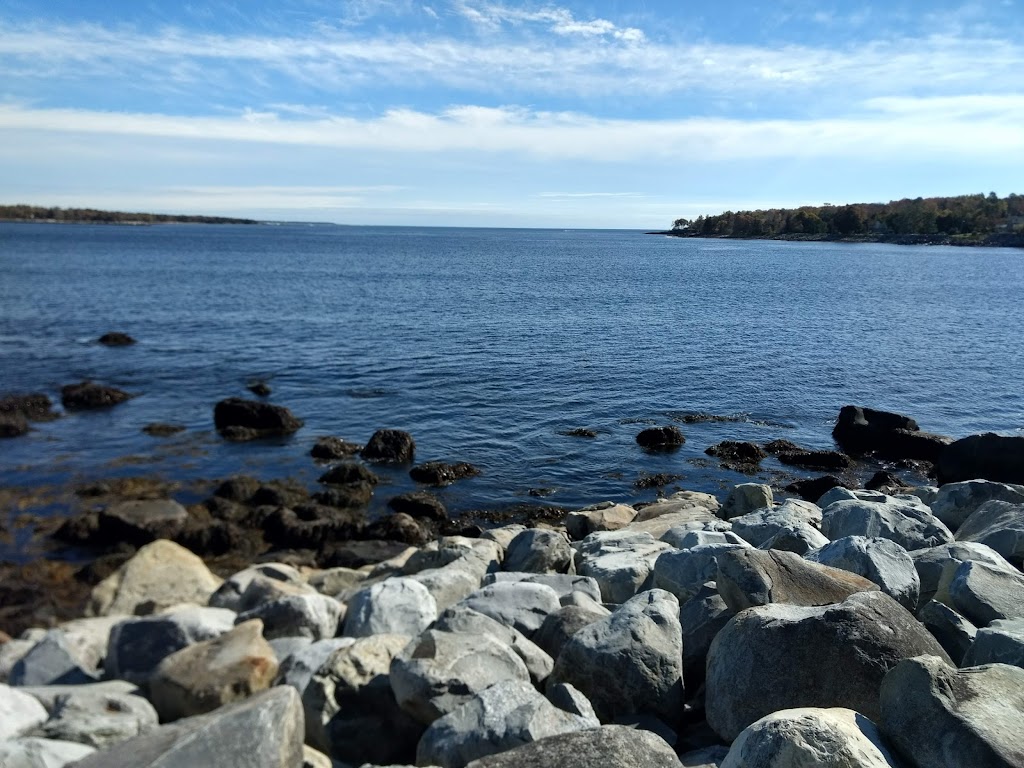 Fort Point Lighthouse | 21 Fort Lane, Liverpool, NS B0T 1K0, Canada | Phone: (902) 354-5260