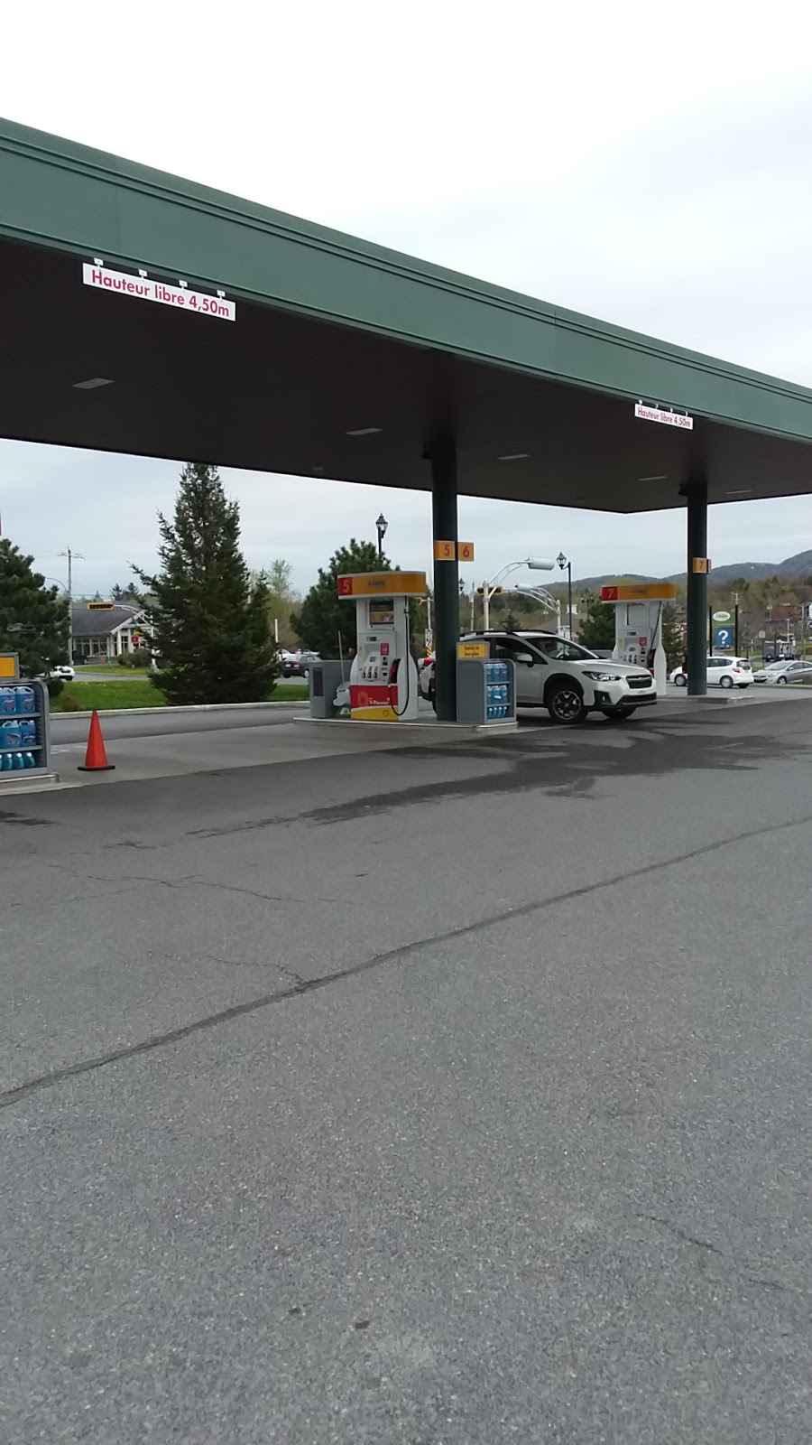 Shell | 130 Boul. du Carrefour #200, Bromont, QC J2L 3L1, Canada | Phone: (450) 919-1912