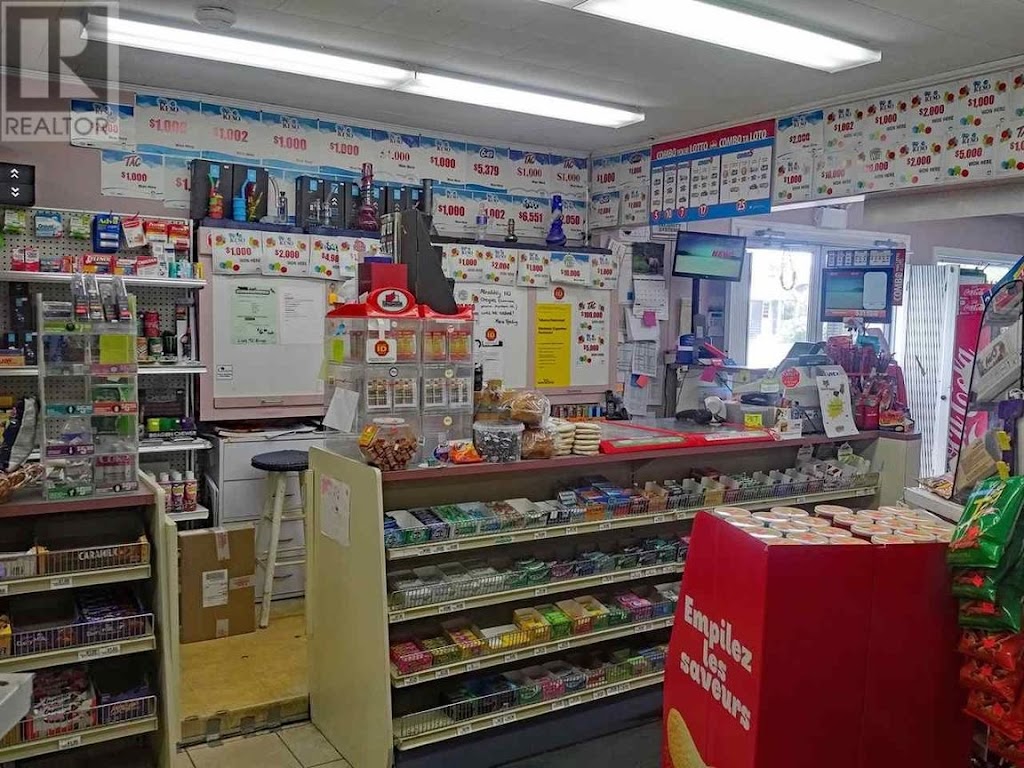 Marias Convenience Store | 81 King St, Shelburne, NS B0T 1W0, Canada | Phone: (902) 875-1906