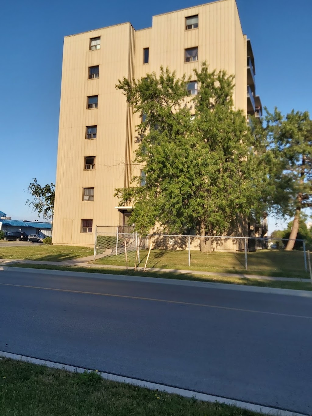 W Prinzen Apts | 34 Rambler Dr, Brampton, ON L6W 1E3, Canada | Phone: (905) 459-6564