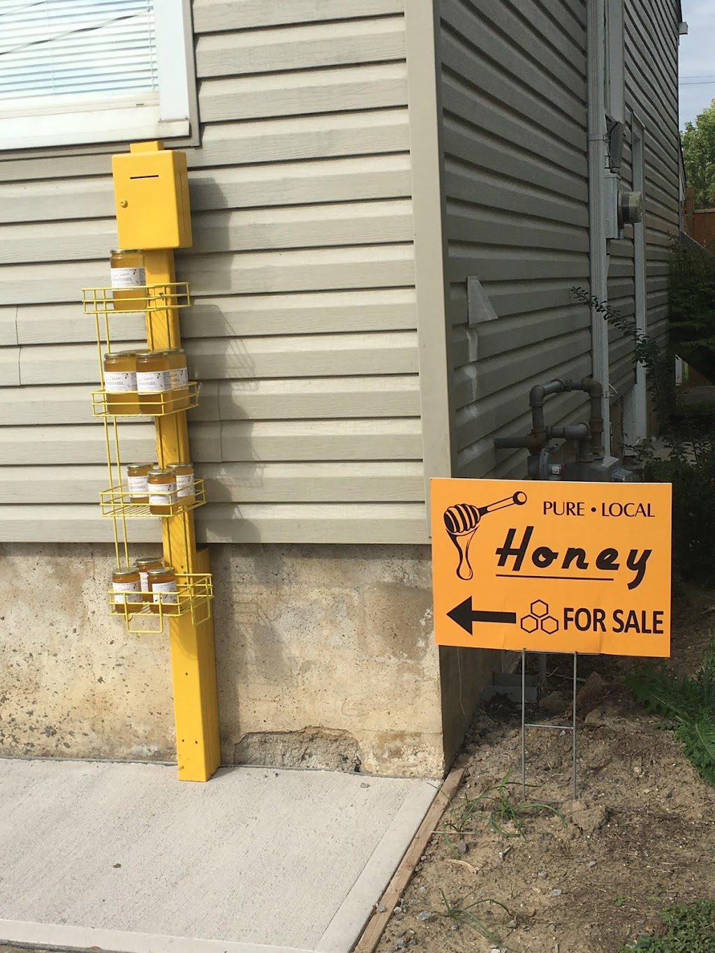 Port Dalhousie Honey | 3 Lakeshore Rd, St. Catharines, ON L2N 2S7, Canada | Phone: (289) 684-6160