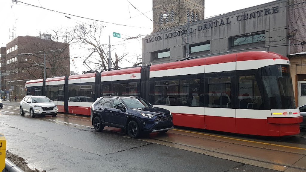 Lloyds Barber Shop | 858 Bathurst St, Toronto, ON M5R 3G3, Canada | Phone: (416) 532-6998