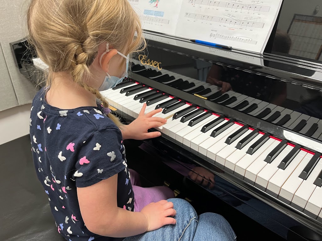 Xis Piano Lessons Ottawa | 102 Stanhope Ct, Ottawa, ON K2C 3H1, Canada | Phone: (780) 691-4823