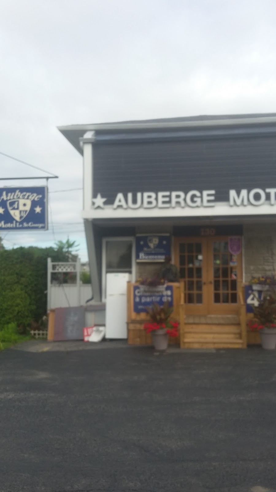 Motel Auberge St-Georges | 130 Rue François Duclos, Trois-Rivières, QC G8T 5E2, Canada | Phone: (819) 372-1480