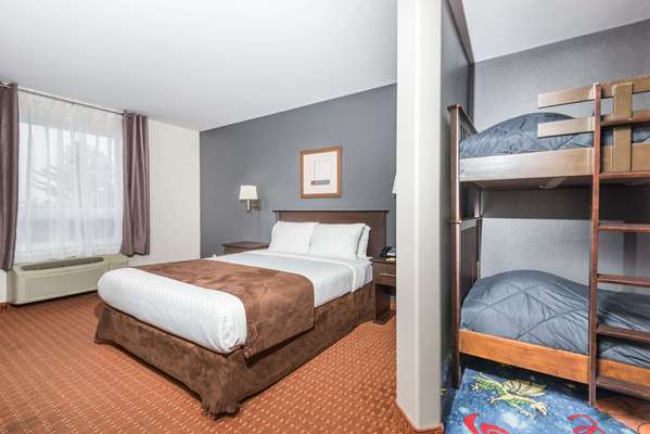 Super 8 by Wyndham Quebec City | 7286 Boulevard Wilfrid-Hamel, Québec, QC G2G 1C1, Canada | Phone: (418) 877-6888