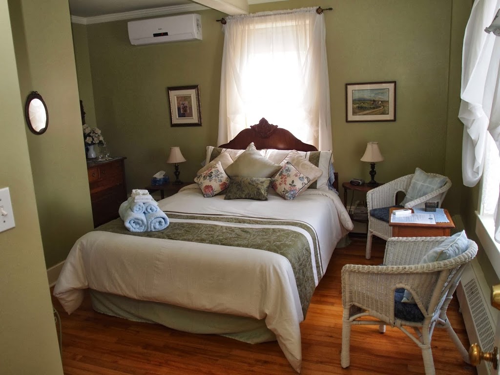 Au Manoir de la rue Merry B&B | 92 Rue Merry S, Magog, QC J1X 3L3, Canada | Phone: (819) 868-1860