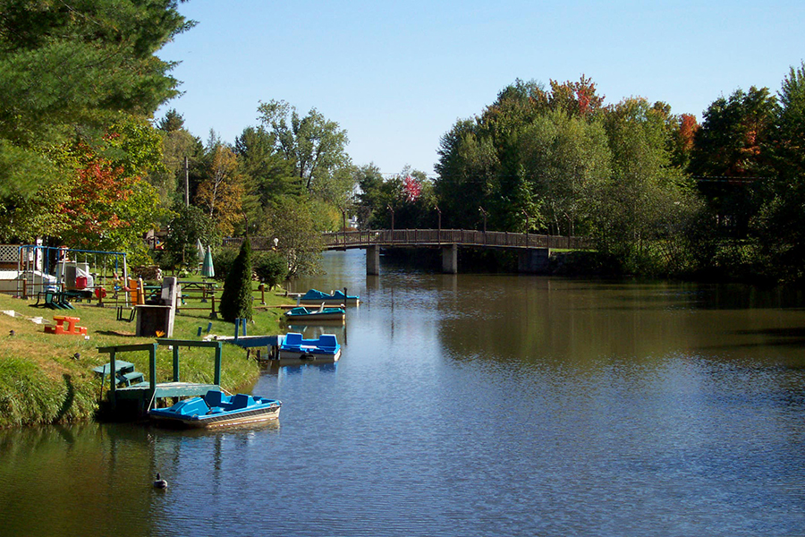 Lac Lafontaine | Camping VR et chalets Parkbridge | 1100 Boulevard du Grand Héron, Saint-Jérôme, QC J5L 1G2, Canada | Phone: (450) 431-7373