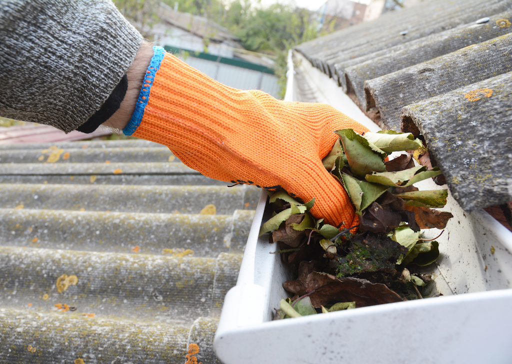 Montreal Gutter Cleaning | 8259 Chem. Mackle, Côte Saint-Luc, QC H4W 3L1, Canada | Phone: (438) 701-1363