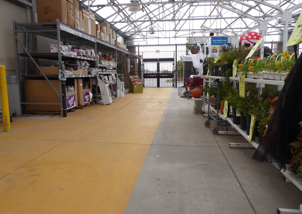 Lowes Garden Center | 1604 The Queensway, Etobicoke, ON M8Z 1V1, Canada | Phone: (416) 253-2570