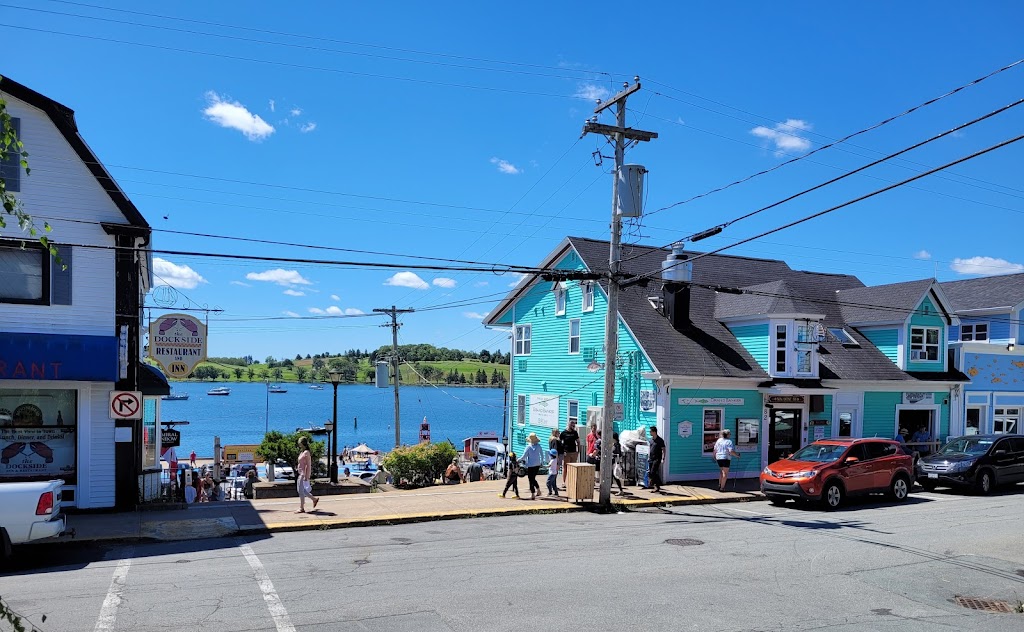 Grand Banker Bar & Grill | 82 Montague St, Lunenburg, NS B0J 2C0, Canada | Phone: (902) 634-3300