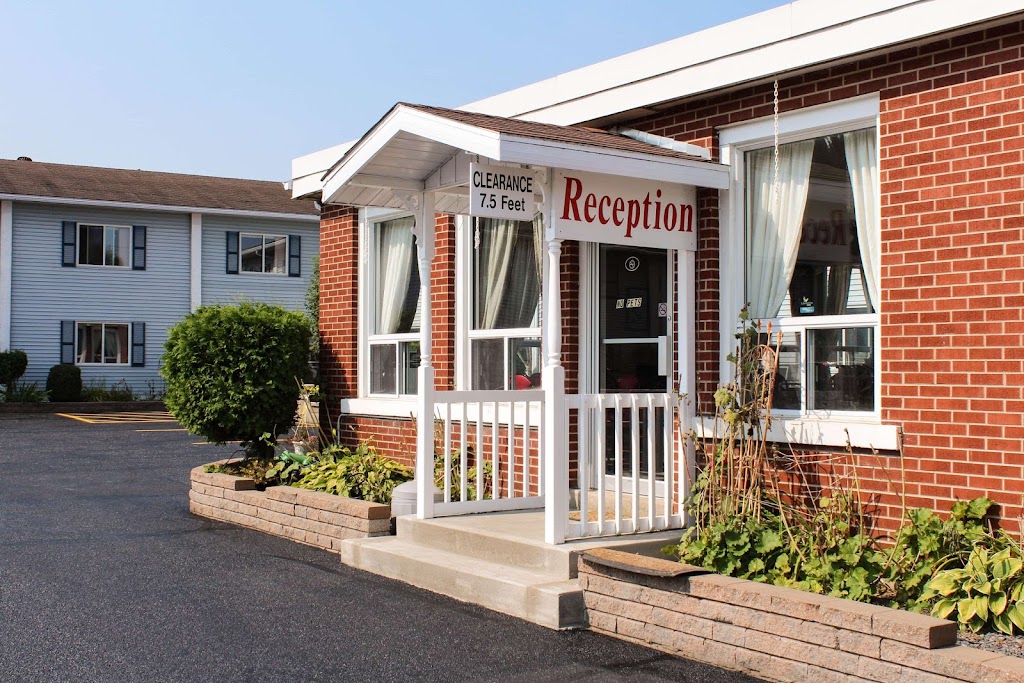 Econo Lodge Inn & Suites | 1218 Pembroke St E, Pembroke, ON K8A 7R9, Canada | Phone: (613) 732-4222