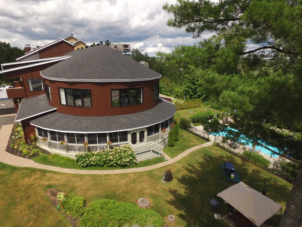 Hôtel Suites Lac-Brome | 572 Chemin Lakeside, Foster, QC J0E 1R0, Canada | Phone: (888) 922-0404