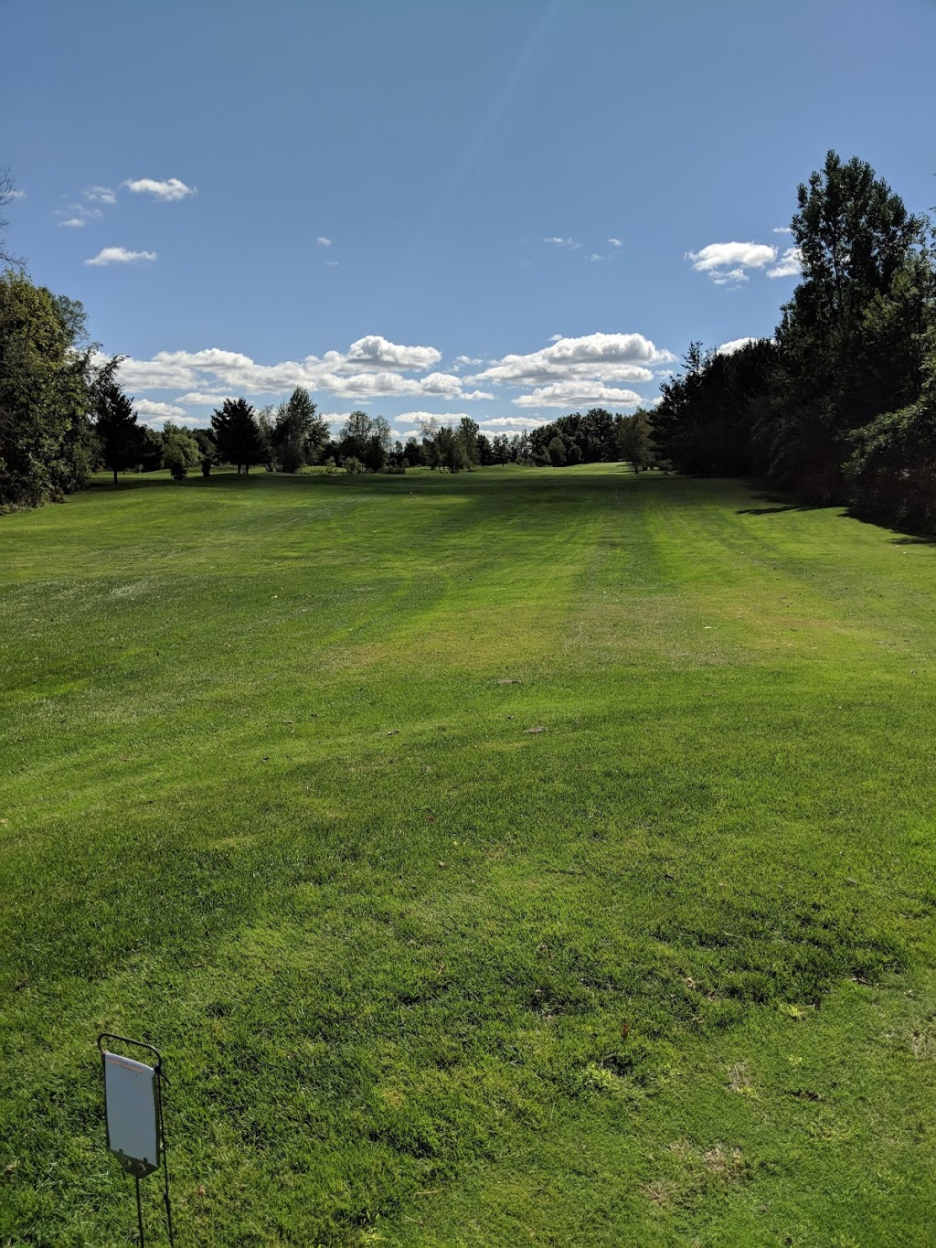 Parcours De Golf Le Riviera inc | 4020 Rue de la Fougère, Saint-Bruno-de-Montarville, QC J3V 6K2, Canada | Phone: (450) 653-5004