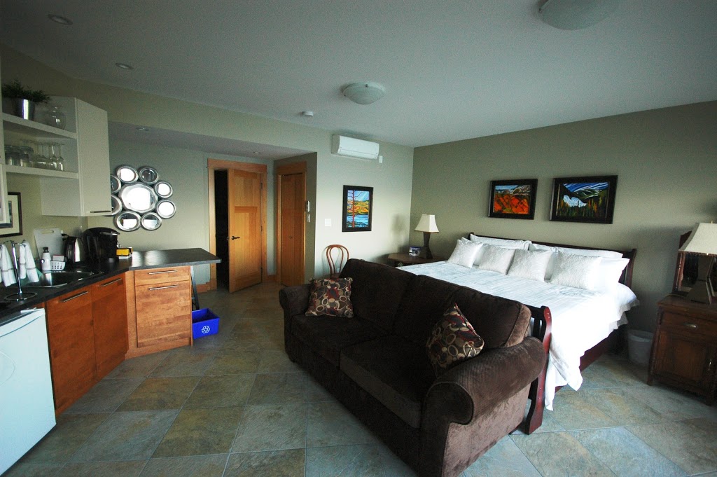 Pineacre on the Lake | 7220 Highway 97 South, Peachland, BC V0H 1X9, Canada | Phone: (778) 479-0088