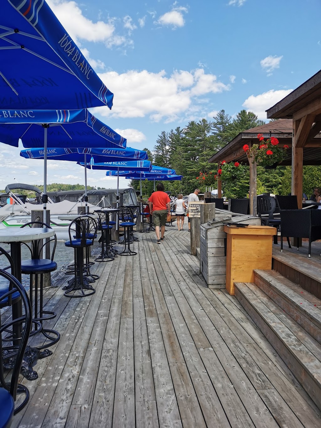 Pub Masson Marina | 60 Chem. Masson, Sainte-Marguerite-du-Lac-Masson, QC J0T 1L0, Canada | Phone: (438) 865-0044