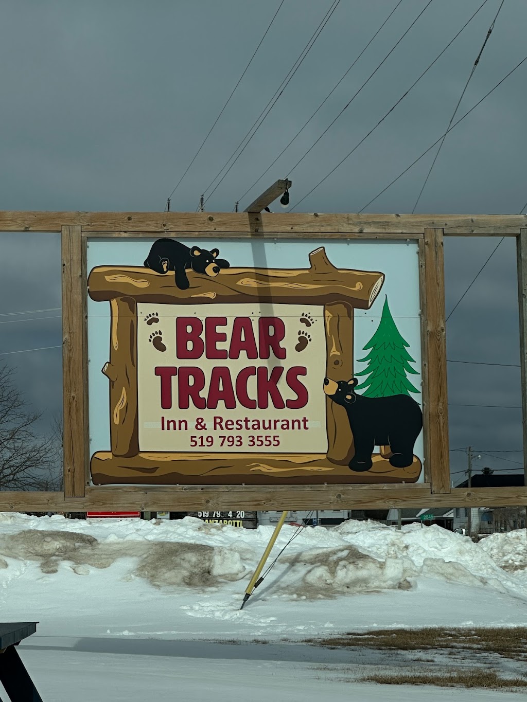 Bear Tracks Inn and Restaurant | 2837 Hwy 6, Lions Head, ON N0H 1W0, Canada | Phone: (519) 793-3555