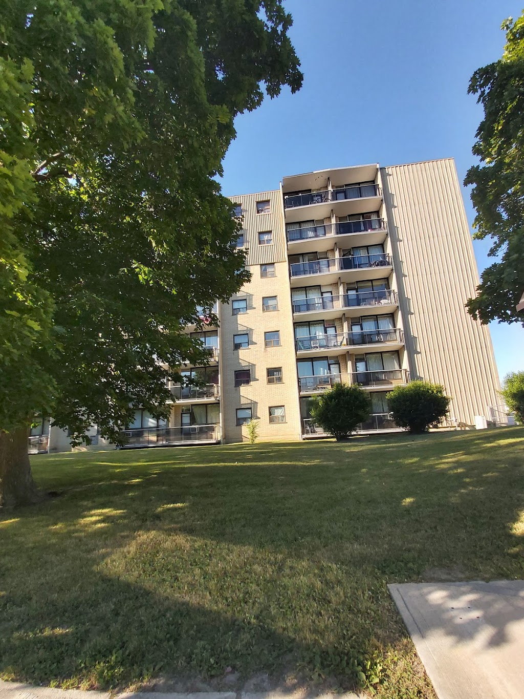 W Prinzen Apts | 34 Rambler Dr, Brampton, ON L6W 1E3, Canada | Phone: (905) 459-6564