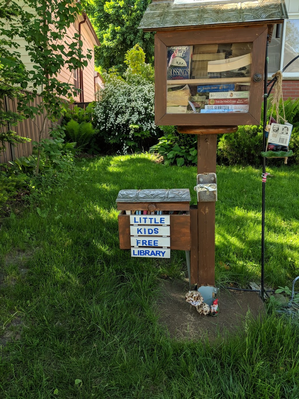 4l Loris Little Lending Library | 399 Queen St, Newmarket, ON L3Y 2G9, Canada | Phone: (905) 898-1955