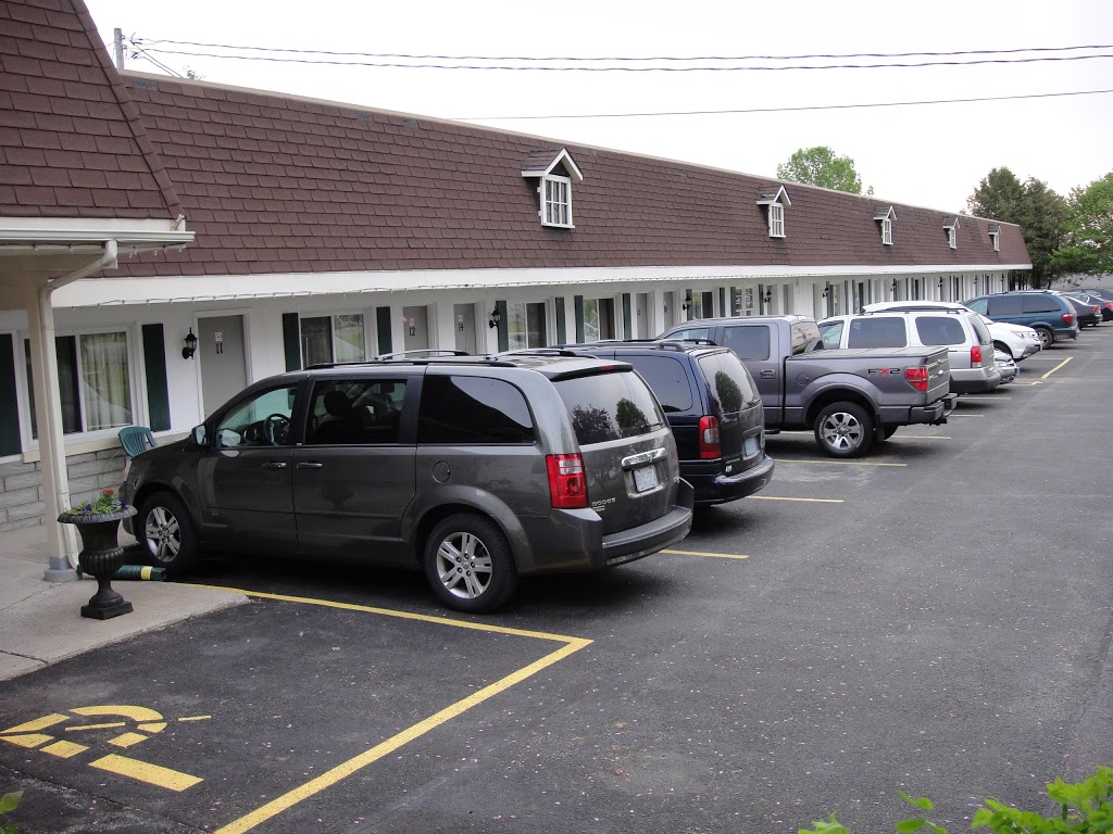 Country Squire Motel | 111 Staye Ct Dr, Arnprior, ON K7S 3G8, Canada | Phone: (613) 623-6556