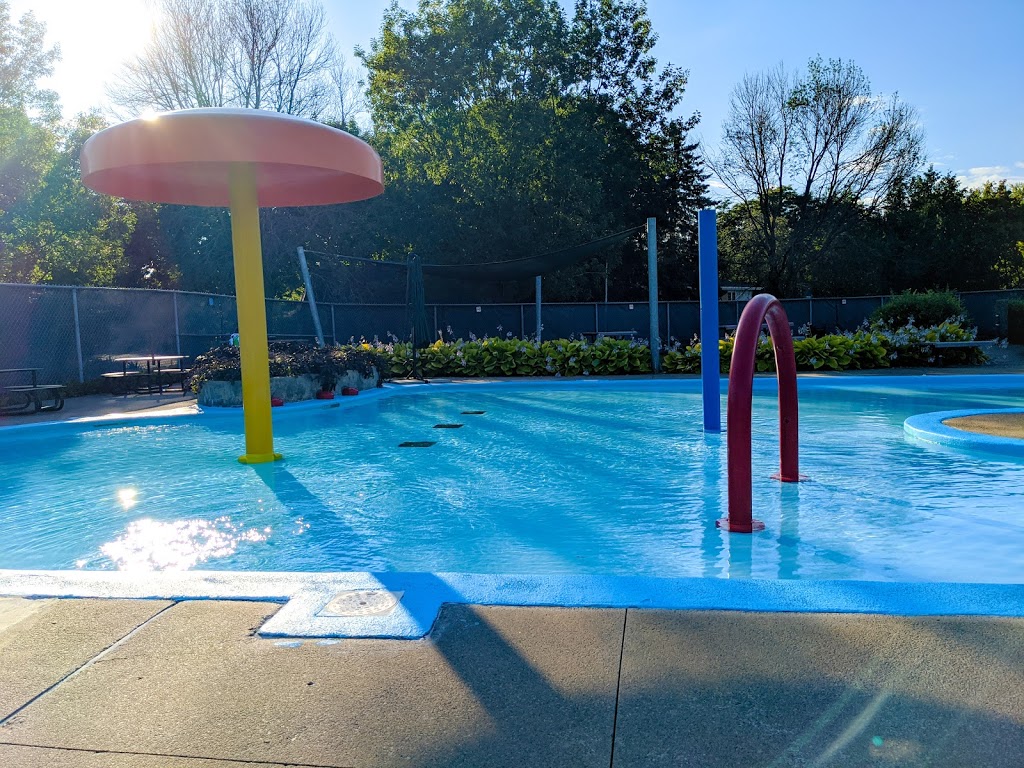 Piscine extérieure et pataugeoire Roberval | 1800 Rue Roberval, Saint-Bruno-de-Montarville, QC J3V 5J2, Canada | Phone: (450) 441-8396