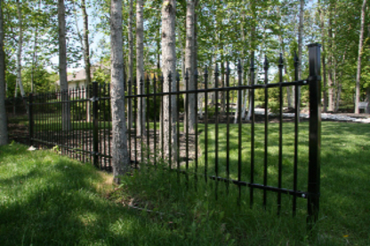 Sure Fence | 22 Algonquin Trail, Barrie, ON L4M 6B4, Canada | Phone: (705) 730-7997