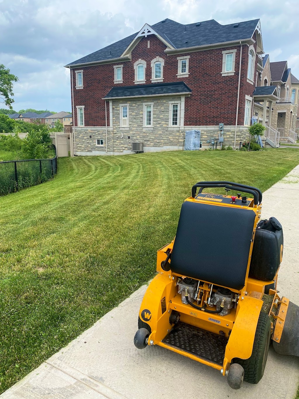 Ramows lawn care | 2421 Bankside Dr, Mississauga, ON L5M 6E6, Canada | Phone: (647) 335-1499