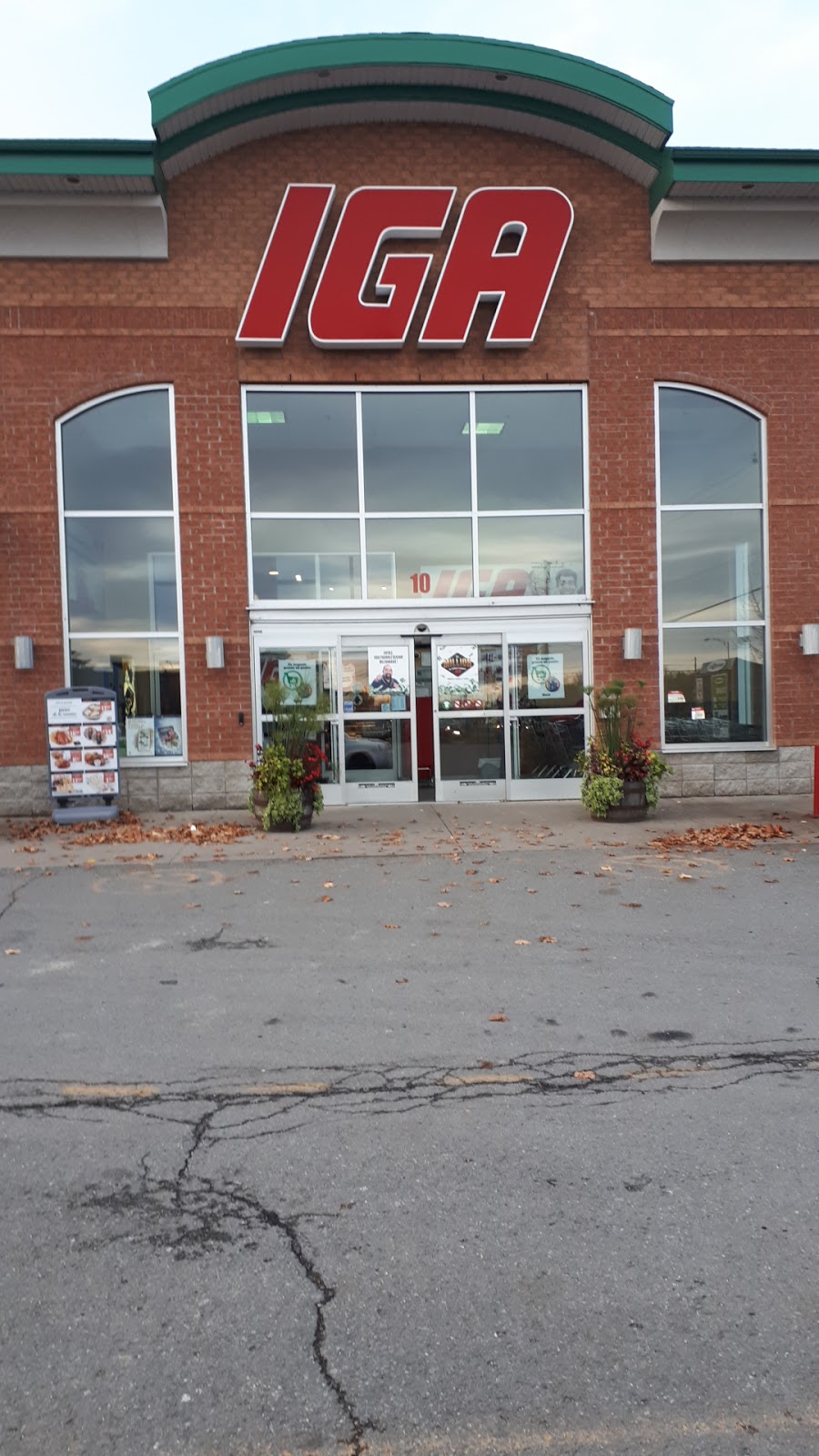 IGA Marché A. Desrochers inc. | 10 Rue du Centre Sportif, Warwick, QC J0A 1M0, Canada | Phone: (819) 358-4950