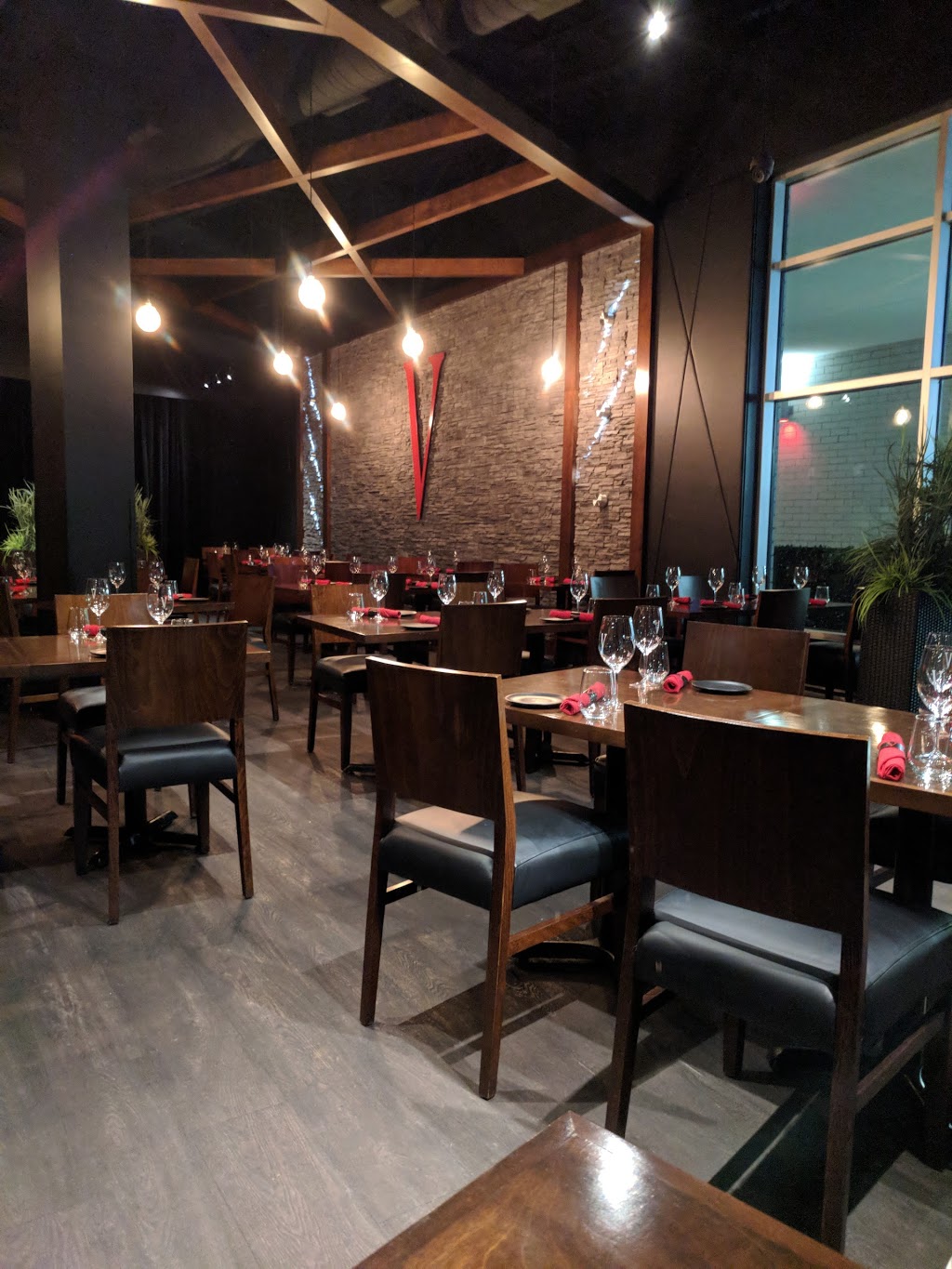 Bistro V | 1463, local 104, Boulevard Lionel-Boulet, Varennes, QC J3X 3P7, Canada | Phone: (450) 985-1421