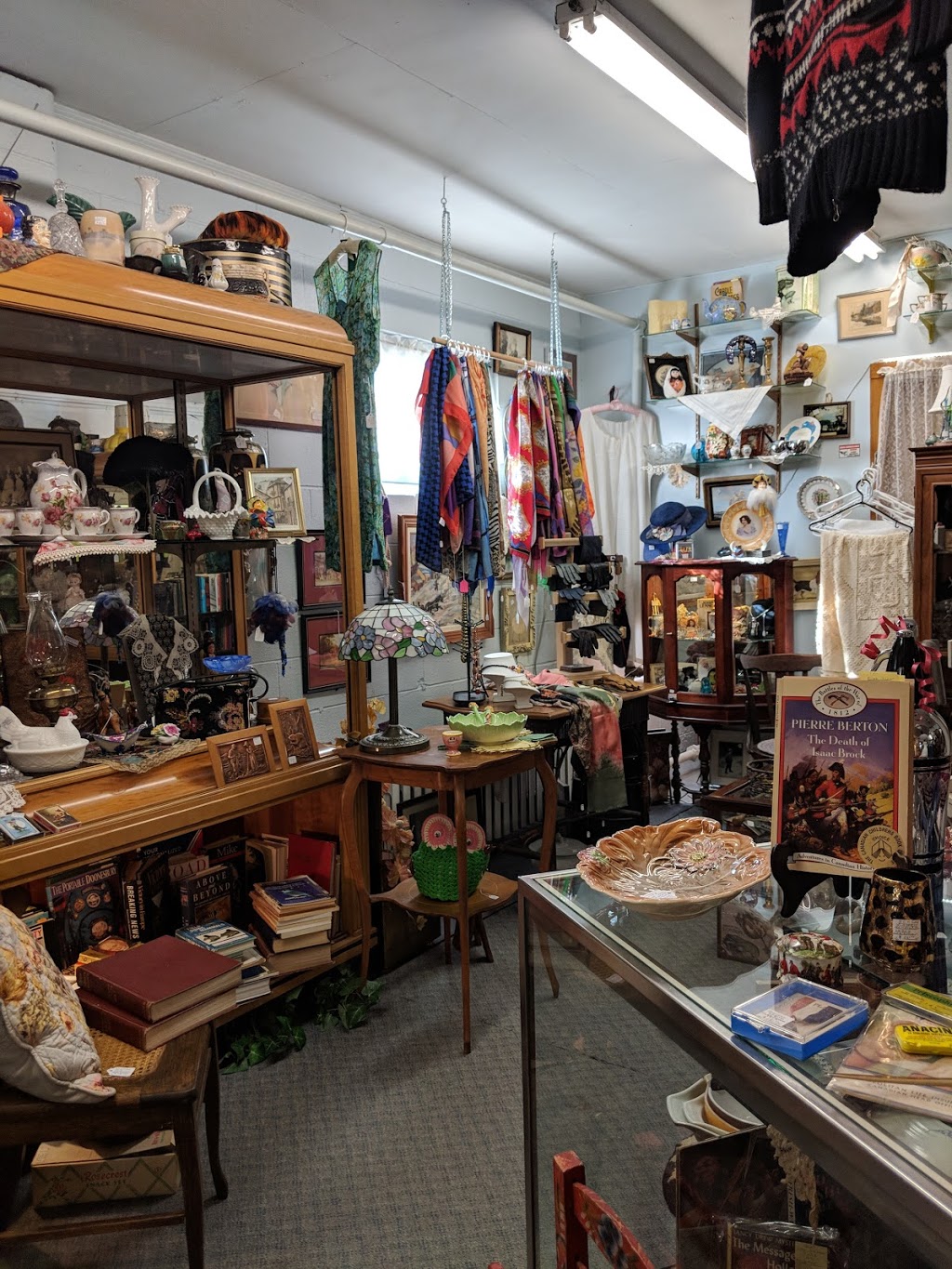 Lakeshore Antiques & Treasures | 855 Lakeshore Rd, Niagara-on-the-Lake, ON L0S 1J0, Canada | Phone: (905) 646-1965