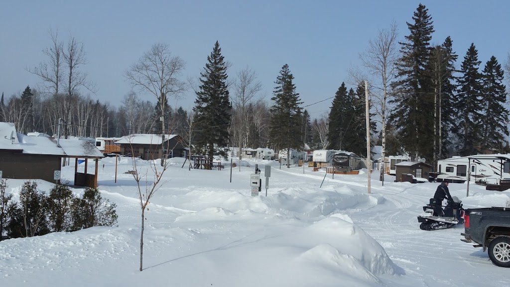 Les Chalets Baie Cascouia and The House At The Lake | 515 Chem. Champigny, Larouche, QC G0W 1Z0, Canada | Phone: (418) 542-7849