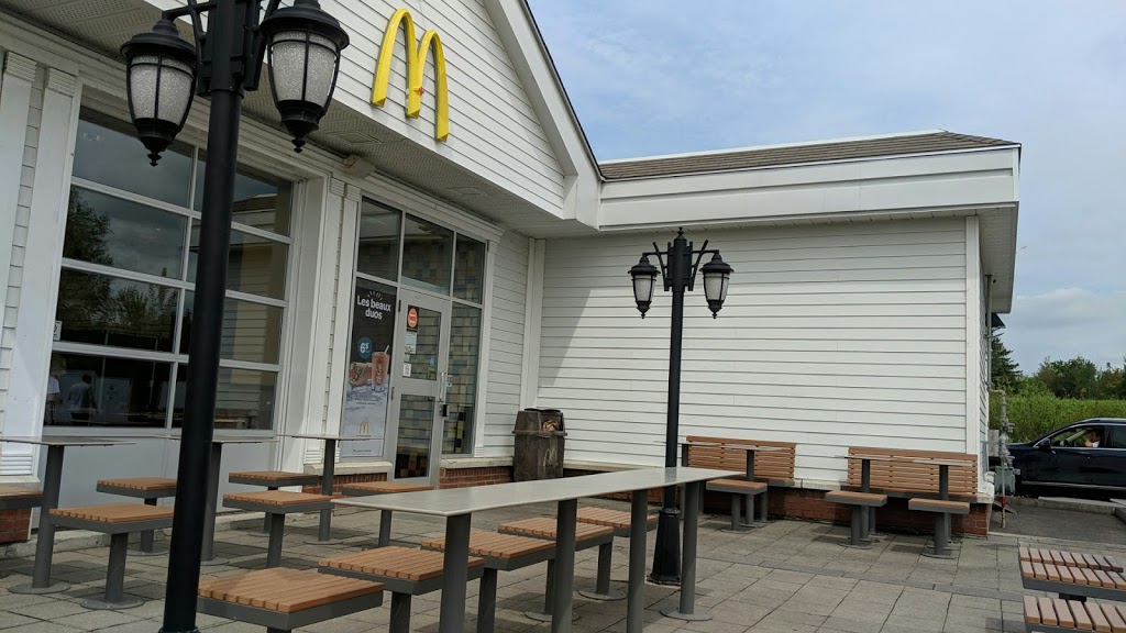 McDonalds | 14 Boulevard de Bromont Suite 101, Bromont, QC J2L 2K2, Canada | Phone: (450) 534-4224