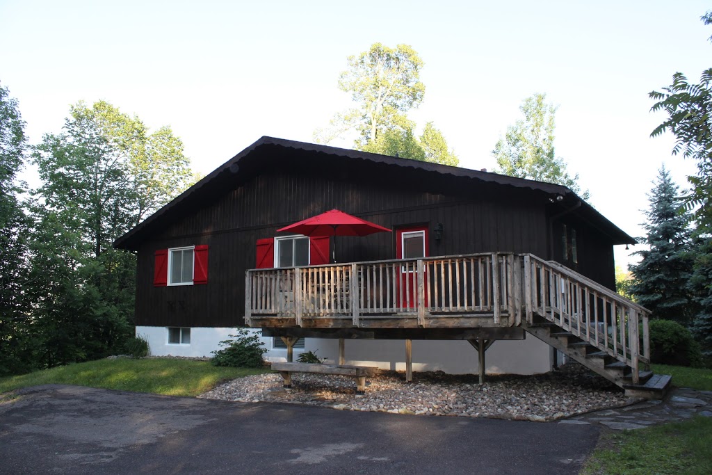 The 3 Pines Chalet | 36 Viewmount Dr, Calabogie, ON K0J 1H0, Canada | Phone: (416) 998-1154