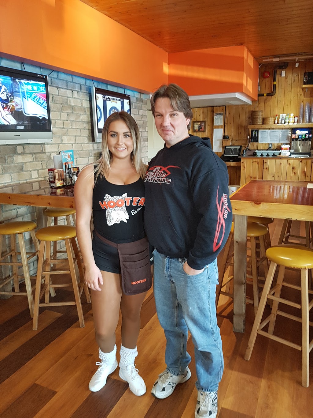 Hooters Barrie | 5 Mulcaster St, Barrie, ON L4M 3L9, Canada | Phone: (705) 739-4668