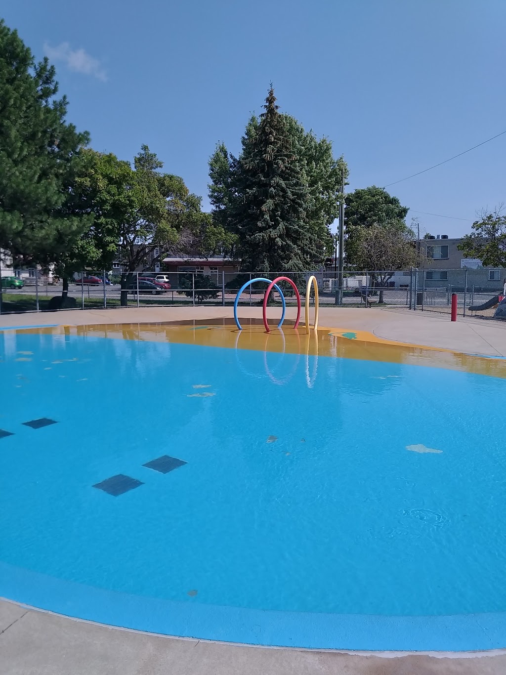 Piscine Saint-Claude | 99 7e Rue, Laval, QC H7N 2C8, Canada | Phone: (450) 662-5054