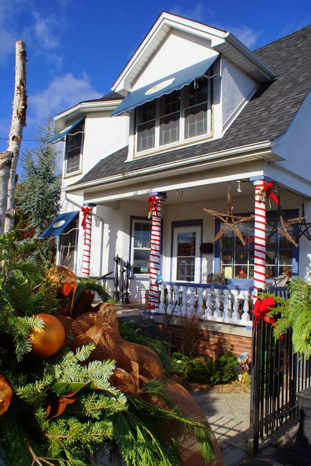 Coles Christmas Cottage | 141 Main St E, Grimsby, ON L3M 1P1, Canada | Phone: (905) 945-2219