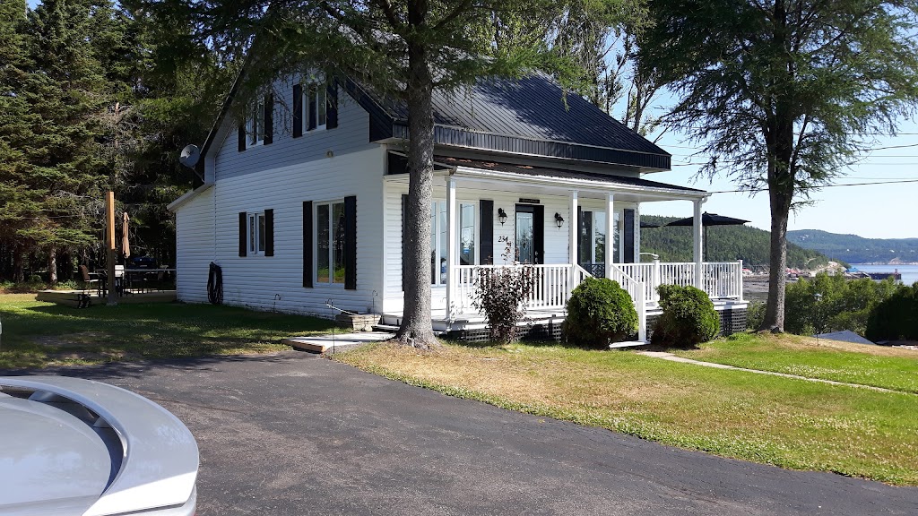 Gîte de la colline | 234 Rue Leclerc, Baie-Sainte-Catherine, QC G0T 1A0, Canada | Phone: (514) 231-0704