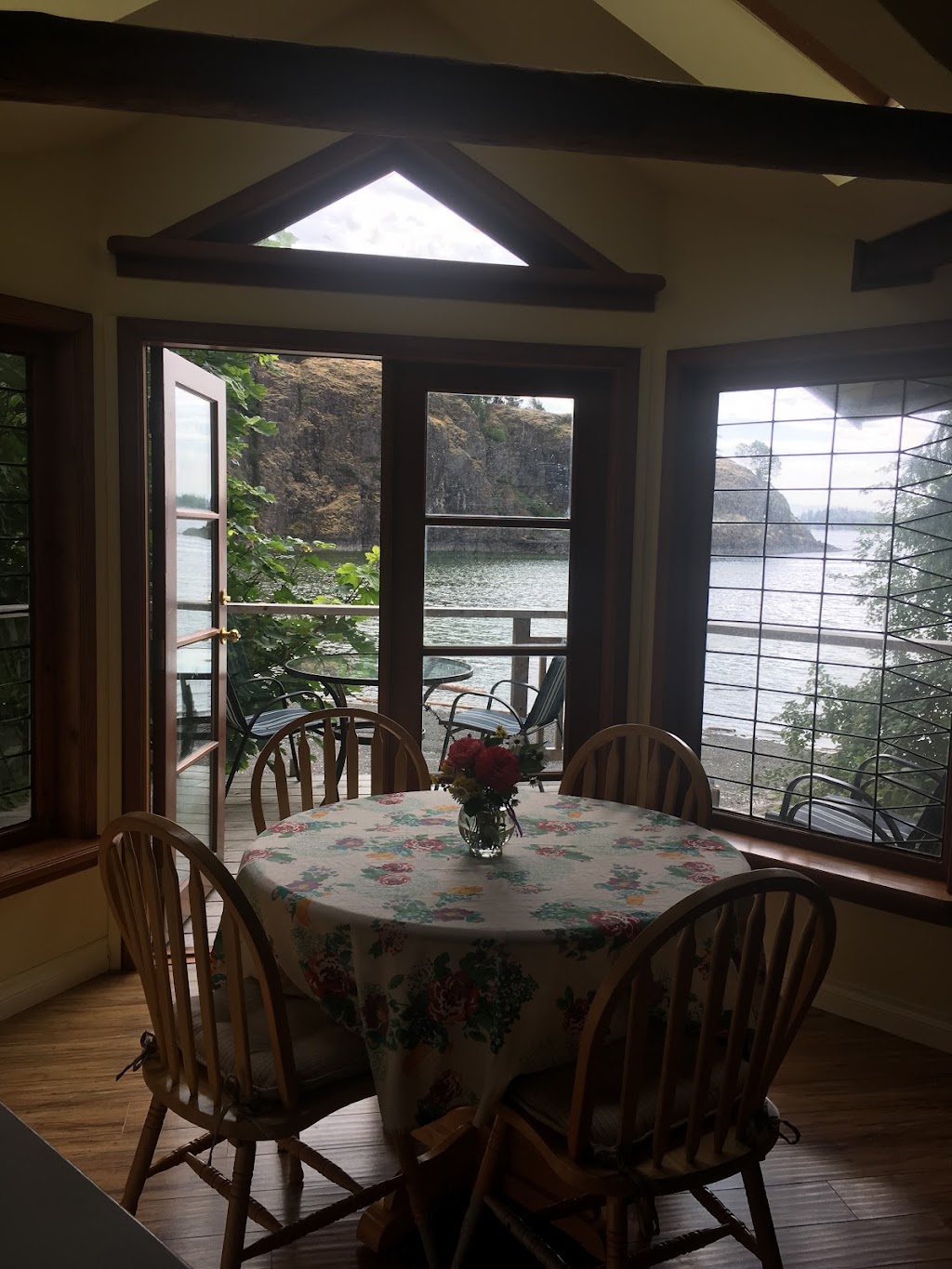 Buttercup Beach House | 1648 Hyacinthe Bay Rd, Heriot Bay, BC V0P 1H0, Canada | Phone: (250) 202-4429