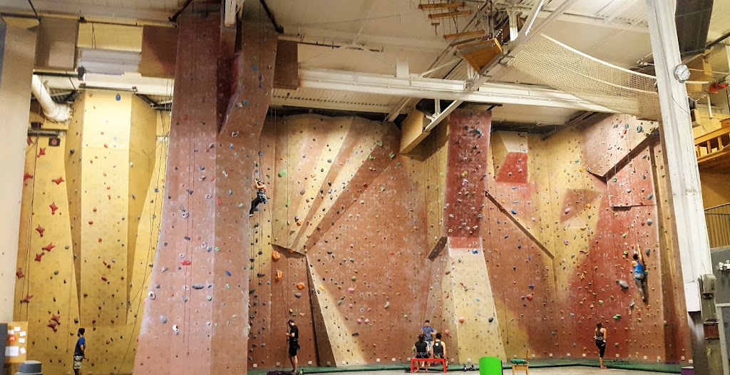 Horizon Roc Climbing Centre | 2350 Rue Dickson, Montréal, QC H1N 3T1, Canada | Phone: (514) 899-5000